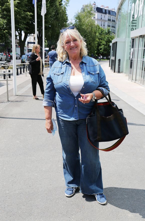 Charlotte de Turckheim quitte les studios de Radio France à Paris, France, le 7 juin 2021. © Panoramic/Bestimage