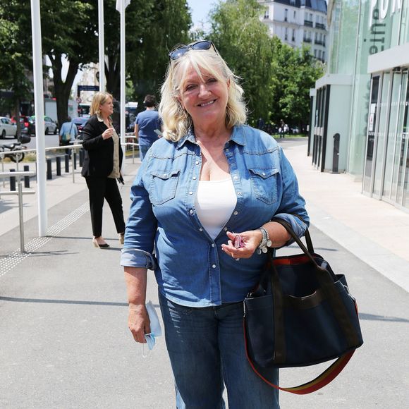 Charlotte de Turckheim quitte les studios de Radio France à Paris, France, le 7 juin 2021. © Panoramic/Bestimage