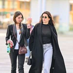 Magda Vavrusova (à gauche sur l'image, compagne Gérard Depardieu) - Retour après la suspension d'audience du procès de Gérard Depardieu pour agressions sexuelles sur deux femmes lors d'un tournage de film en 2021, au tribunal correctionnel de Paris, France, le 24 mars 2025. Depardieu, 76 ans, qui a réalisé plus de 200 films et séries télévisées, a été accusé de comportement inapproprié par une vingtaine de femmes, mais c'est la première affaire à être jugée. Les deux plaignantes - Amélie, 54 ans, décoratrice, et Sarah (nom modifié), 34 ans, assistante réalisatrice - allèguent une agression sexuelle lors du tournage en 2021 de « Les Volets Verts » du réalisateur Jean Becker. © Pierre Perusseau/Bestimage