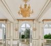 La propriété compte 16 pièces principales, huit suites et un jardin paysager de 245 m².


Crédits : Engel & Völkers