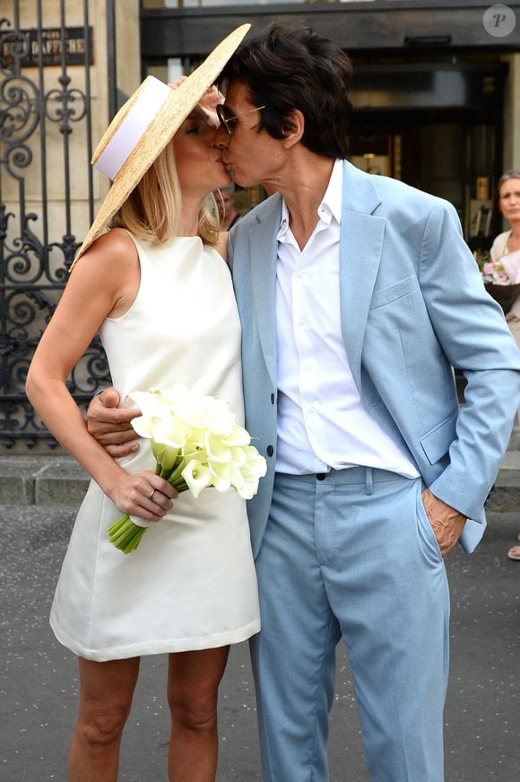 Les jeunes mariés, Jean-Luc Lahaye et sa femme Paola (Lahaye-Aubin) à la sortie de la mairie du 18ème arrondissement de Paris - J.L.Lahaye s'est marié en secondes noces avec sa compagne P.Aubin à la mairie du 18ème arrondissement de Paris, le 2 juillet 2025. © Agence / Bestimage