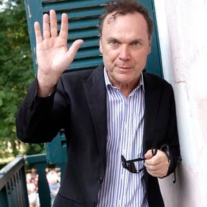 Julien Lepers pose lors de la 21e édition du salon du livre « Forêt des Livres », à Chanceaux-près-Loches, près de Tours, en France, le 28 août 2016. Photo : VIM/ABACAPRESS.COM
