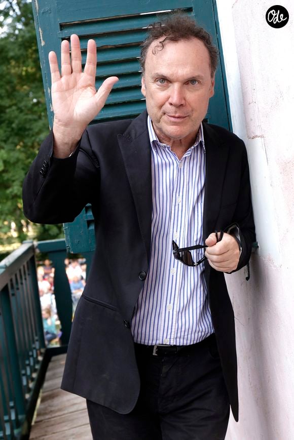 Julien Lepers pose lors de la 21e édition du salon du livre « Forêt des Livres », à Chanceaux-près-Loches, près de Tours, en France, le 28 août 2016. Photo : VIM/ABACAPRESS.COM