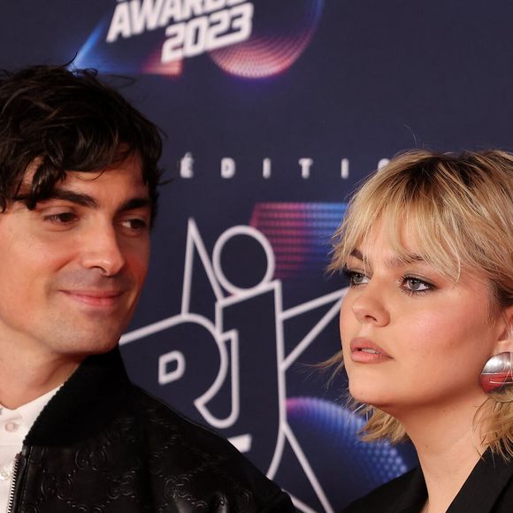 Florian Rossi et sa compagne Louane Emera au photocall de la 25ème cérémonie des "NRJ Music Awards (NMA)" au palais des Festivals et des Congrès de Cannes, France, le 10 novembre 2023. © Dominique Jacovides/Bestimage