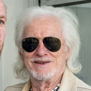 Le chanteur Hugues Aufray arrive à l'enregistrement de l'émission "Vivement dimanche" à Paris, France, le 9 septembre 2025, et diffusée le 12 octobre 2025 sur France 3. © Jonathan Jacob/Bestimage