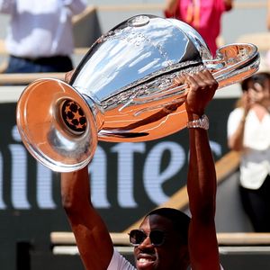 Ousmane Dembélé (PSG) présente le trophée de la Ligue des champions sur le court Philippe-Chatrier lors des internationaux de France de Tennis de Roland Garros 2025 (Jour 9), à Paris, France, le 2 juin 2025. © Jacovides-Moreau/Bestimage