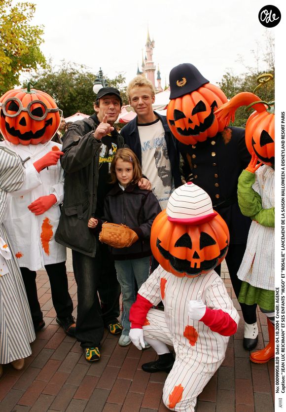 Il est le père de Léo, Lou et Lola, nés d'une première union, ainsi que de Swann, Rosalie et Hugo, qu'il a eus avec sa compagne Nathalie Lecoultre. 

Archives : Jean-Luc Reichmann et son fils Hugo et sa fille Rosalie à DisneyLand Paris 2004 @AGENCE / BESTIMAGE