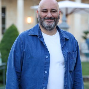 "On s'est vus dans un café, comme pour un premier rendez-vous. Elle avait à moitié dit 'oui', mais je voulais être sûr de son enthousiasme. Donc, je lui ai demandé si elle avait bien lu tout le scénario, elle a éclaté de rire", a-t-il révélé.

Jérôme Commandeur. - Festival International du Film de Pauillac à La Maison d'Estournel à Saint-Estèph le 11 juillet 2025. © Jean-Marc Lhomer/Bestimage