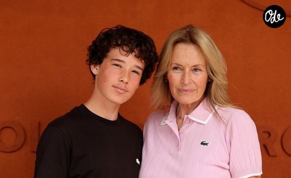 Le jeune garçon est passionné de tennis et s’y montre très doué.

Estelle Lefébure et son fils Giulano Ramette au photocall du village lors des Internationaux de France de Tennis de Roland Garros 2026, à Paris, France, le 29 mai 2026. © Dominique Jacovides/Bestimage