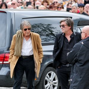 Jacques Dutronc et son fils Thomas Dutronc - Arrivées aux obsèques de l'auteure-compositrice-interprète et actrice française Françoise Hardy au crématorium du cimetière du Père-Lachaise à Paris, France, le 20 juin 2024. © Jacovides-Moreau/Bestimage