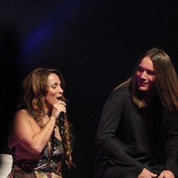 Cet homme c'est Mathieu Lecat, fils du journaliste et écrivain Didier Lecat, connu pour l'émission La Chasse aux trésors...

La chanteuse française Hélène Ségara se produit avec son mari Mathieu Lecat à l'Olympia Music Hall à Paris, France, le 22 novembre 2008. Photo Giancarlo Gorassini/Abaca