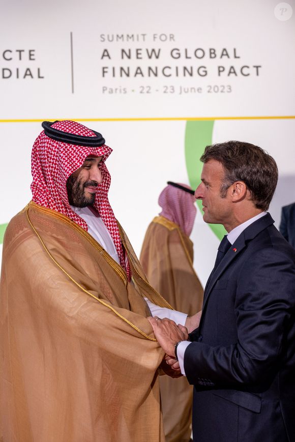 Mohammed ben Salmane, Prince héritier d'Arabie saoudite, et le président français Emmanuel Macron - Le président français E.Macron assiste à l'ouverture du sommet "Nouveau Pacte de Financement Mondial", au Palais Brogniart à Paris, le 22 juin 2023.
© Ammar Abd Rabbo / Pool / Bestimage