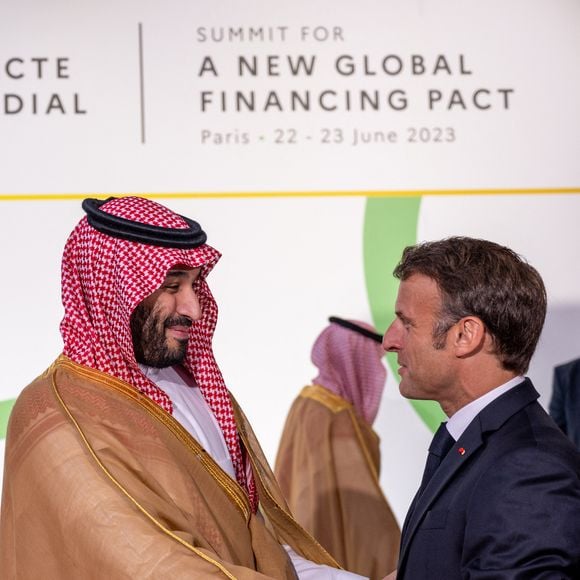 Mohammed ben Salmane, Prince héritier d'Arabie saoudite, et le président français Emmanuel Macron - Le président français E.Macron assiste à l'ouverture du sommet "Nouveau Pacte de Financement Mondial", au Palais Brogniart à Paris, le 22 juin 2023.
© Ammar Abd Rabbo / Pool / Bestimage