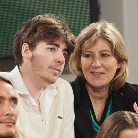 Amanda Sthers s'est dite bouleversée par le départ de ses deux fils, Oscar et Léon.

Amanda Sthers et Oscar Bruel au village lors des Internationaux de France de tennis de Roland Garros 2024, à Paris, le 31 mai 2024. 

Photo : Jacovides-Moreau / Bestimage