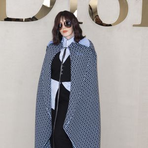 L’actrice explique que c’est “C'est si difficile d'être une femme, une mère, une amoureuse, une amante”.

Isabelle Adjani au photocall au défilé Christian Dior Collection Femme Prêt-à-Porter Printemps/Eté 2026 lors de la Fashion Week de Paris (PFW), dans le Jardin des Tuileries, à Paris, France, le 1er octobre 2025. © Olivier Borde/Bestimage