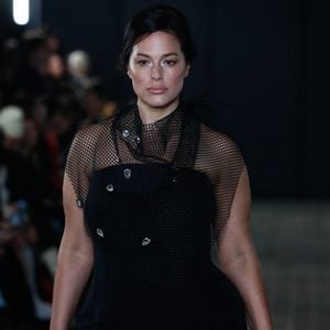 Ashley Graham - Défilé de mode Femmes Printemps/Eté 2025 "Vaillant" (marque créée par Alice Vaillant, fille d'A. Roumanoff) à la poste du Louvre à Paris, France, le 24 septembre 2024. © Christophe Clovis / Bestimage