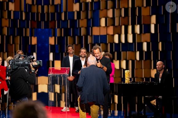 Exclusif - Stéphane De Groodt et François Berléand lors des surprises pour l'enregistrement de l'émission "La Boîte à secrets", présentée par F.Bollaert et diffusée le 26 septembre 2025 sur France 3, dans les studios du Lendit à Saint-Denis, Seine Saint-Denis, France, le 8 septembre 2025. © Pierre Perusseau/Bestimage