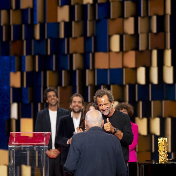 Exclusif - Stéphane De Groodt et François Berléand lors des surprises pour l'enregistrement de l'émission "La Boîte à secrets", présentée par F.Bollaert et diffusée le 26 septembre 2025 sur France 3, dans les studios du Lendit à Saint-Denis, Seine Saint-Denis, France, le 8 septembre 2025. © Pierre Perusseau/Bestimage