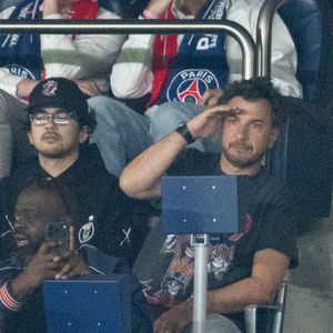 Ce mercredi 8 avril, le PSG a remporté 2-0 face à Manchester, suscitant la joie des supporters, notamment Michaël Youn et son beau-fils Sean Obispo, le fils d'Isabelle Funaro et de Pascal Obispo.

Sean Obispo, Michaël Youn, Issa Doumbia dans les tribunes du match de quart de finale aller de Ligue Des Champion au Parc des Princes à Paris, le 8 avril 2026. 

Photo : Cyril Moreau / Bestimage