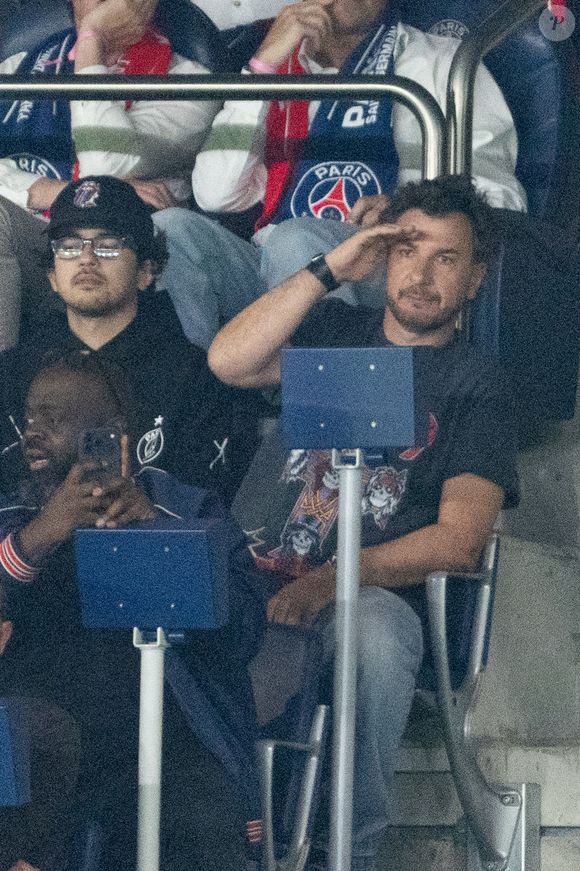 Ce mercredi 8 avril, le PSG a remporté 2-0 face à Manchester, suscitant la joie des supporters, notamment Michaël Youn et son beau-fils Sean Obispo, le fils d'Isabelle Funaro et de Pascal Obispo.

Sean Obispo, Michaël Youn, Issa Doumbia dans les tribunes du match de quart de finale aller de Ligue Des Champion au Parc des Princes à Paris, le 8 avril 2026. 

Photo : Cyril Moreau / Bestimage