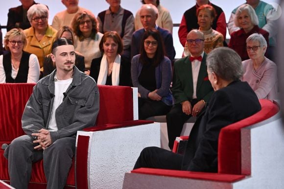 Exclusif - Pierre Garnier et Michel Drucker lors de l'enregistrement de l'émission "Vivement dimanche" au studio Rive Gauche, à Paris, France, le 11 décembre 2024, présentée par M. Drucker et Diffusée sur France 3 le 30 mars 2025. © Guillaume Gaffiot/Bestimage