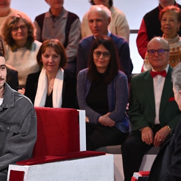 Exclusif - Pierre Garnier et Michel Drucker lors de l'enregistrement de l'émission "Vivement dimanche" au studio Rive Gauche, à Paris, France, le 11 décembre 2024, présentée par M. Drucker et Diffusée sur France 3 le 30 mars 2025. © Guillaume Gaffiot/Bestimage