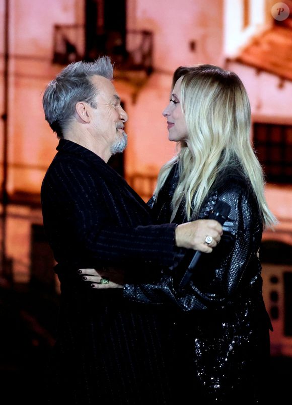 Florent Pagny, Lara Fabian lors surprises lors de l'enregistrement de l'émission "La chanson secrète N°14", présentée par N.Aliagas et diffusée le 26 décembre sur TF1, consacrée à Lara Fabian à Paris le 10 Décembre 2025 

Photo : JACOVIDES-MOREAU / BESTIMAGE
