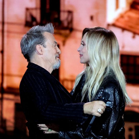 Florent Pagny, Lara Fabian lors surprises lors de l'enregistrement de l'émission "La chanson secrète N°14", présentée par N.Aliagas et diffusée le 26 décembre sur TF1, consacrée à Lara Fabian à Paris le 10 Décembre 2025 

Photo : JACOVIDES-MOREAU / BESTIMAGE