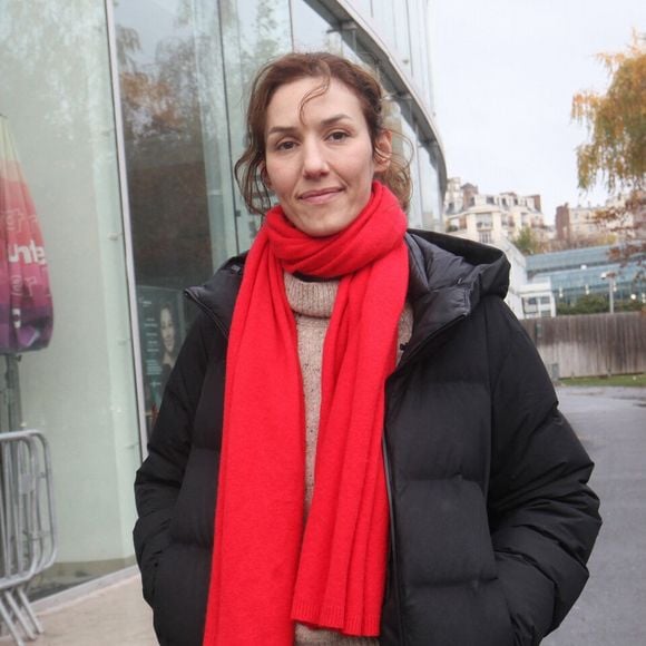 Doria Tillier à la sortie des studios de Radio France, pour la promotion de la série Iris (Canal Plus) à Paris, le 4 décembre 2024. 
© PsnewZ / Bestimage