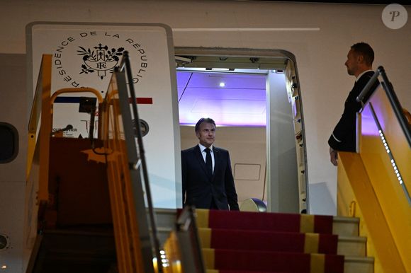 Les images ont rapidement circulé sur les réseaux sociaux.
Arrivée du Président de la République Emmanuel Macron et de la Première dame Brigitte Macron sur le tarmac de l'aéroport d'Hanoi en République socialiste du Vietnam le 25 mai 2025.
© Jeanne Accorsini / Pool / Bestimage
