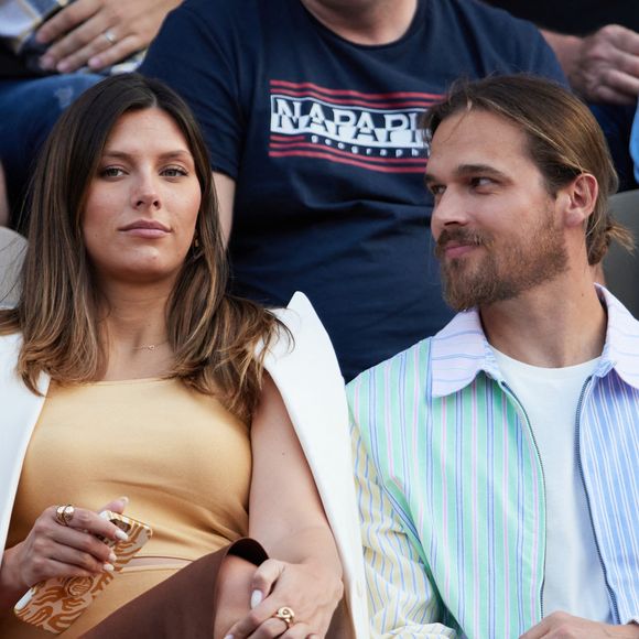 Un rôle que la jeune maman prend très à coeur...

Camille Cerf (Miss France 2015), enceinte et son compagnon Théo Fleury dans les tribunes lors des Internationaux de France de Tennis de Roland Garros 2023. Paris, le 7 juin 2023. © Jacovides-Moreau / Bestimage