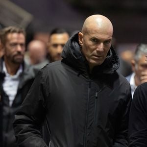 Zinedine Zidane assiste au « Match des Étoiles », un match de football caritatif organisé au stade Pierre-de-Coubertin de Cannes entre les anciens joueurs de l’AS Cannes et l’équipe « Les Étoiles ». Photo : Shootpix/ABACAPRESS.COM