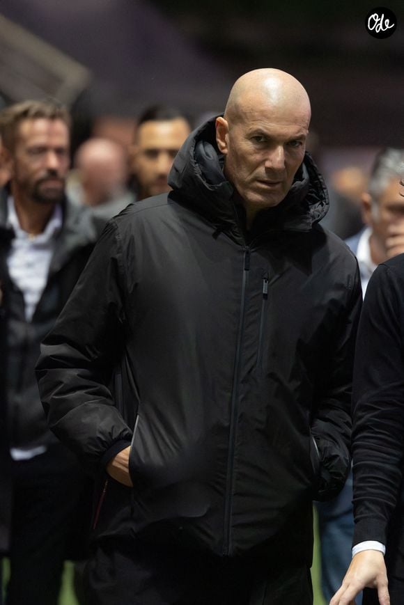 Zinedine Zidane assiste au « Match des Étoiles », un match de football caritatif organisé au stade Pierre-de-Coubertin de Cannes entre les anciens joueurs de l’AS Cannes et l’équipe « Les Étoiles ». Photo : Shootpix/ABACAPRESS.COM