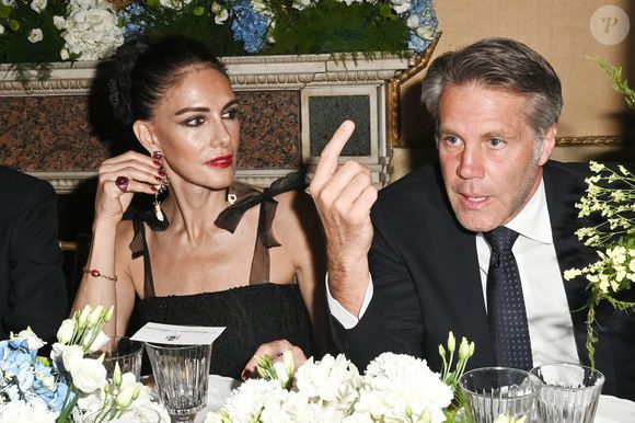 Il précise qu'il ne s'agit pas de son ex-femme Clotilde Courau (ndlr : il a annoncé leur rupture en mars 2025) mais d'une autre jeune femme avec laquelle il avait eu une aventure.

Adriana Abascal et son compagnon le prince Emmanuel-Philibert de Savoie - Concerto pour la paix de Omar Harfouch dans la chambre de députés à Rome en Italie le 29 avril 2025 ©SGP / BESTIMAGE