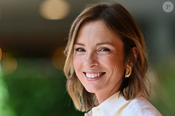 Avant de faire ses premiers pas lundi prochain, elle a eu l’occasion de s’entraîner dans les conditions du direct. L’exercice n’a pas été évident, comme elle a pu le confier à nos confrères.

Isabelle Ithurburu pose au Village de Roland-Garros, le 1er juin 2025 à Paris. Photo : ABACAPRESS.COM