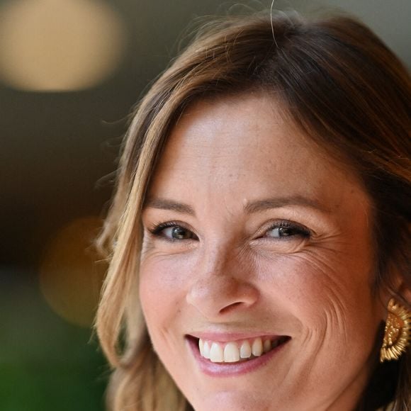 Avant de faire ses premiers pas lundi prochain, elle a eu l’occasion de s’entraîner dans les conditions du direct. L’exercice n’a pas été évident, comme elle a pu le confier à nos confrères.

Isabelle Ithurburu pose au Village de Roland-Garros, le 1er juin 2025 à Paris. Photo : ABACAPRESS.COM