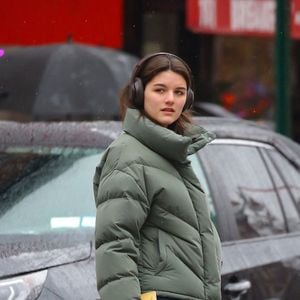 Dernier signe de cet éloignement : elle a récemment choisi de ne plus porter le nom de son père.

New York, NY - EXCLUSIF - Suri Cruise à New York pour ses vacances d'été après l'université.

Backgrid USA / Bestimage