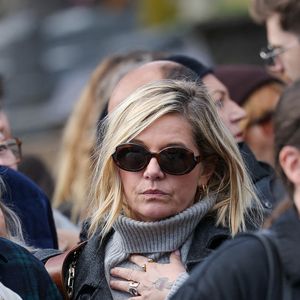 Parmi les autres célébrités qui ont assisté au dernier voyage d'Emilie Dequenne, on a notamment vu Flavie Flament, Mathilde Seigner, Laetitia Casta ou Elsa Zylberstein.

Flavie Flament aux arrivées des obsèques d'Emilie Dequenne au cimetière Père Lachaise à Paris, France, le 26 mars 2025. © Cyril Moreau/Bestimage