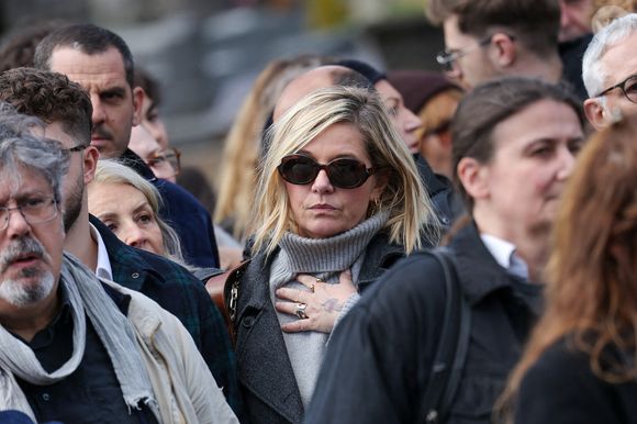 Parmi les autres célébrités qui ont assisté au dernier voyage d'Emilie Dequenne, on a notamment vu Flavie Flament, Mathilde Seigner, Laetitia Casta ou Elsa Zylberstein.

Flavie Flament aux arrivées des obsèques d'Emilie Dequenne au cimetière Père Lachaise à Paris, France, le 26 mars 2025. © Cyril Moreau/Bestimage