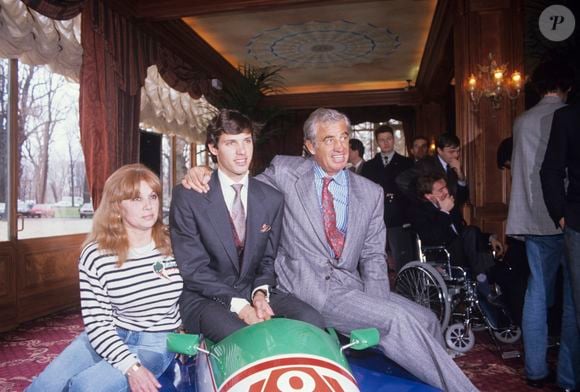 En France, à Paris, lors d'un cocktail pour la présentation de sa nouvelle voiture de course Reynard 89D de FORMULE 3000 : Paul Belmondo avec sa mère Élodie et son père Jean-Paul Belmondo