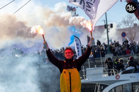 Le skipper de Macif Charlie Dalin remporte la dixième édition du tour du monde en solitaire Vendée Globe en pulvérisant le record de l’épreuve en 64 jours, 19 heures 22 minutes et 49 secondes aux Sables-d'Olonne, France, le 14 janvier 2025. © Alexis Courcoux/Psnewz/Bestimage