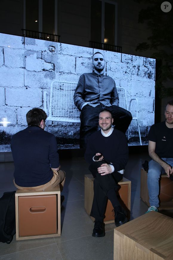 Jérémy Chatelain présente son nouveau clip "Carton à droite" en avant-première à l’Apple Store des Champs-Elysées à Paris le 21 mars 2019. Jérémy apprendra par la suite au public comment remixer son propre clip avec Garage Band, sur iPad. 

© Denis Guinebourg / Bestimage