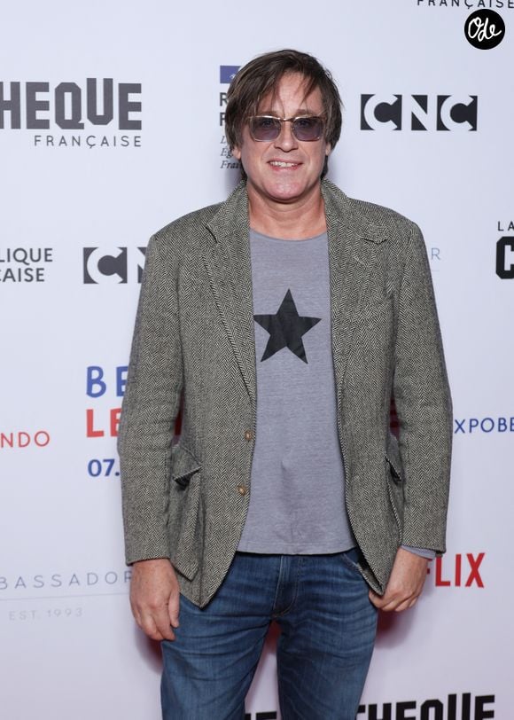 Ses parents lui ont laissé le temps de se lancer dans la musique, avec une échéance fixée à 25 ans pour gagner sa vie.

 Thomas Dutronc - Exposition du vernissage "Belmondo le Magnifique" à la Cinémathèque française à Paris le 5 octobre 2026. © Denis Guignebourg/Bestimage