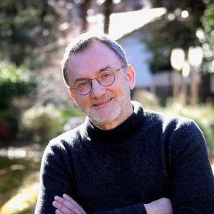 Frédéric Lopez lors du photocall du film "Après la fin" lors de la 25ème édition du Festival TV de Luchon le 6 février 2026. Crédit Patrick Bernard/Bestimage