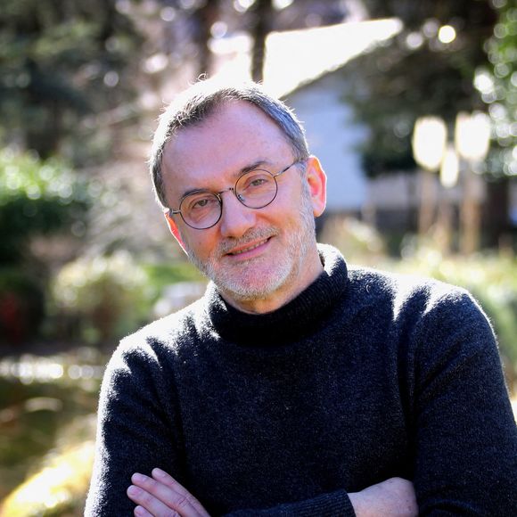 Frédéric Lopez lors du photocall du film "Après la fin" lors de la 25ème édition du Festival TV de Luchon le 6 février 2026. Crédit Patrick Bernard/Bestimage
