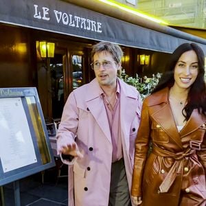 Brad Pitt et sa compagne Ines de Ramon sont allés dîner au restaurant Le Voltaire avant de rentrer au Bvlgari Hôtel, à Paris, France, le 6 juin 2026. © Léa Vieillot/Bestimage