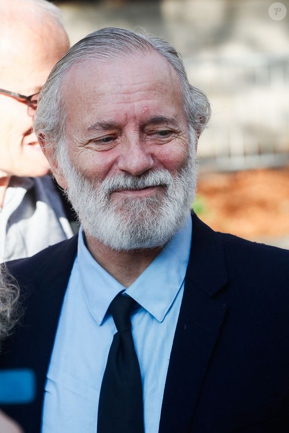Francis Huster - Arrivées à l'enregistrement de l'émission "Vivement Dimanche" présentée par M. Drucker et qui sera diffusée le 8 octobre 2023 sur France 3, au studio Gabriel à Paris, France, le 03 octobre 2023. © Christophe Clovis / Bestimage
