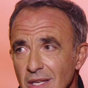 Nikos Aliagas sur le plateau de l'émission "The Voice"