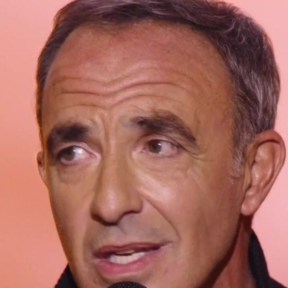 Nikos Aliagas sur le plateau de l'émission "The Voice"