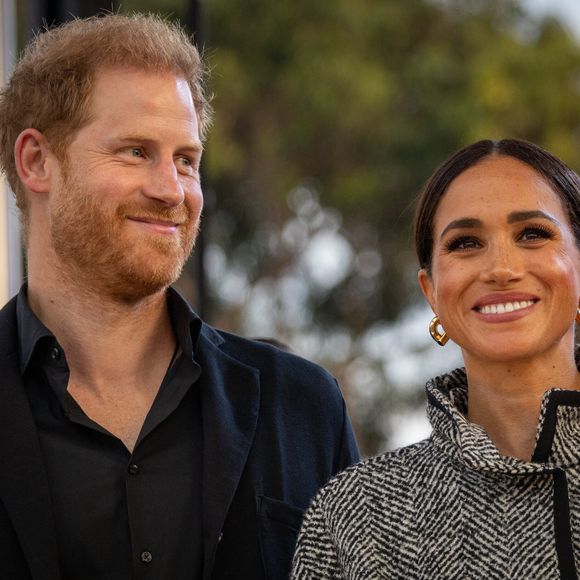 En effet, leurs voisins ne semblent pas du tout les apprécier

Le prince Harry, duc de Sussex et Meghan Markle, duchesse de Sussex, remettent un prix honorifique à Kevin Costner lors de son gala de charité One805 Live, organisé sur son terrain de polo à Summerland près de Santa Barbara, le 22 septembre 2023. Zuma Press / Bestimage